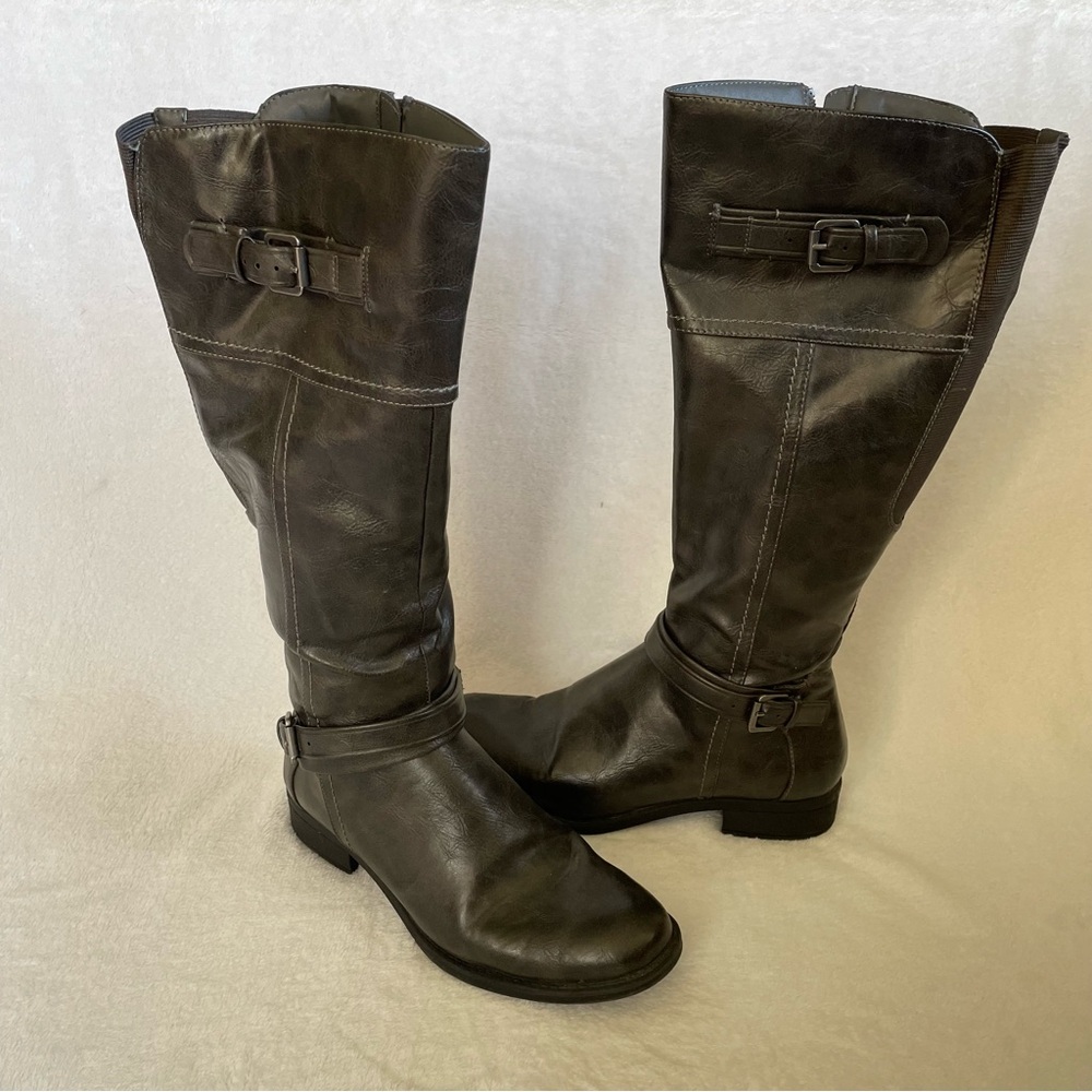 Relativity boots - size 8.5